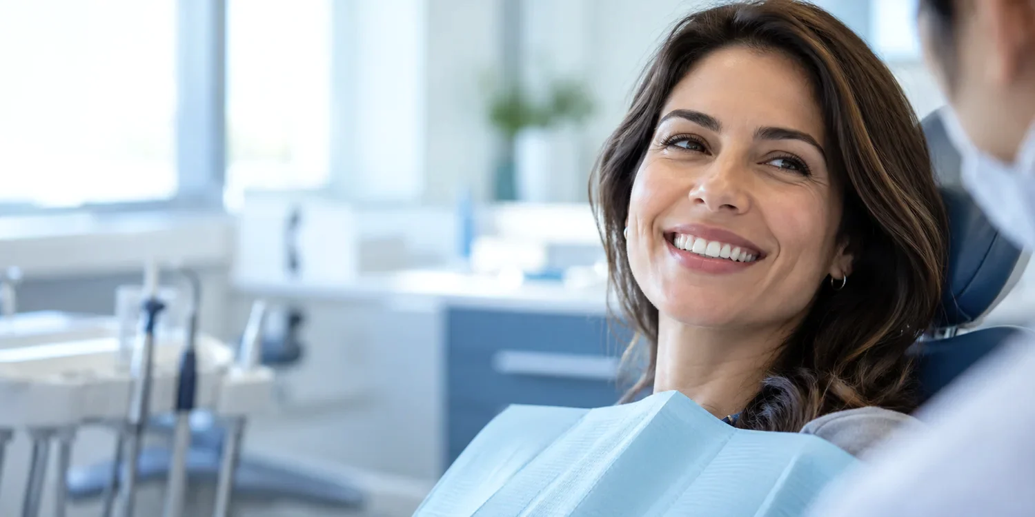 Pessoa sorrindo em ambiente odontológico